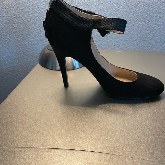 Black heels - Picture 3 of 3